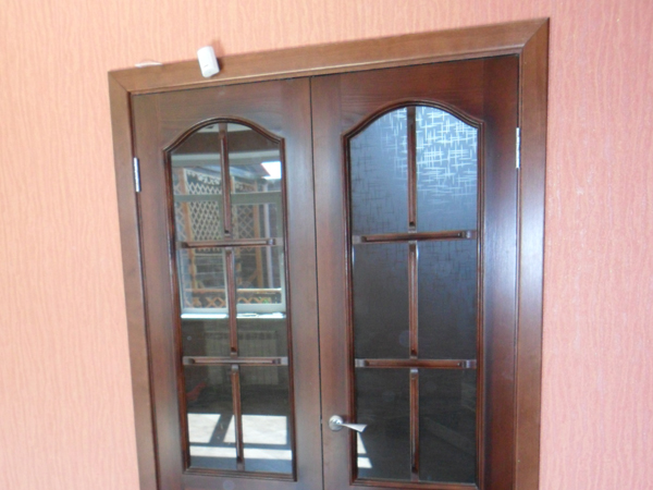 двери из дерева