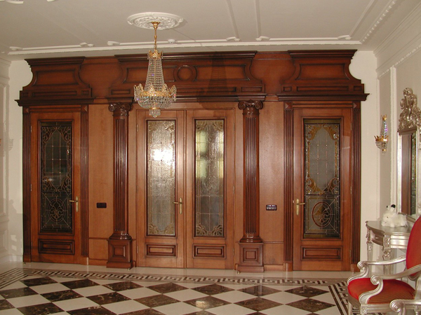 двери из дерева