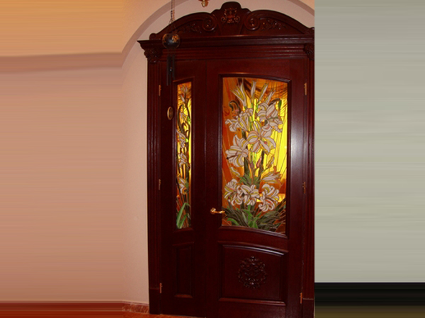 двери из дерева