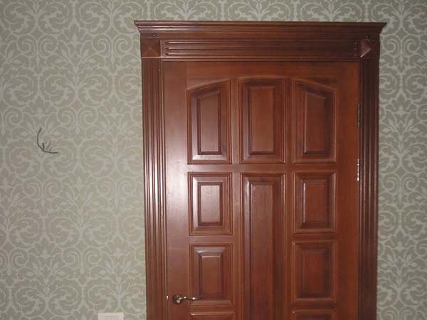 двери из дерева