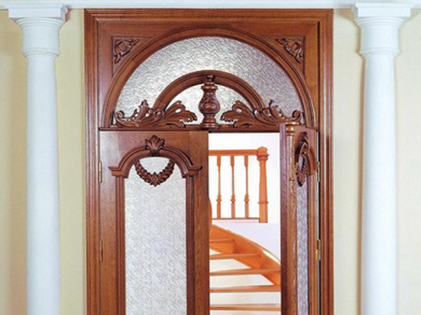 двери из дерева